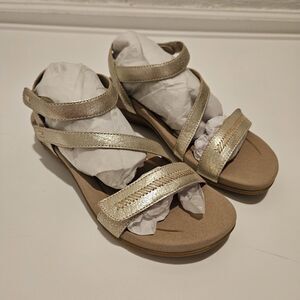 NWT Aetrex Gabby Women’s Gold Quarter Strap Comfort Sandal, Size 10